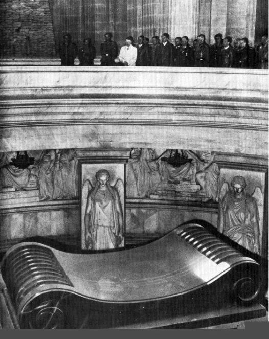 hitler-at-tomb-of-napoleon